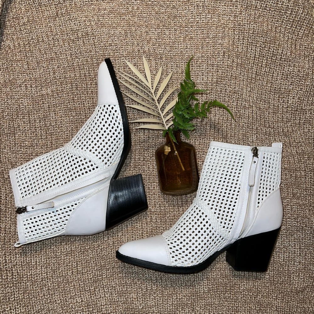NWOT Sam Edelman size 11 women’s Elita white boots